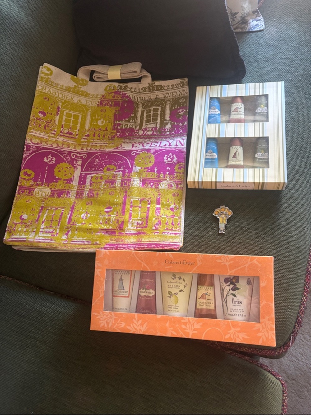 Crabtree & Evelyn Vibrant Tote with Toiletries and Brooch NWT